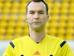Фанат бросил сиденьем в арбитра матча Волынь — Карпаты. Не попал