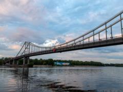 В Киеве женщина спрыгнула с пешеходного моста в реку