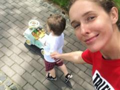 Ненакрашенная Катерина Осадчая показала, как с сыном машину водила