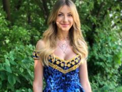 Леся Никитюк показала, как перешила мамино платье 34-летней давности