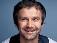 Квартал Ельзи : Вакарчук зі своїм  Голосом  став бек-вокалістом Зеленського