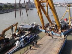 В Будапеште подняли со дна затонувший прогулочный катер