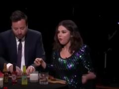 На фоне проблем с почками Селена Гомес наелась острой пищи и расплакалась