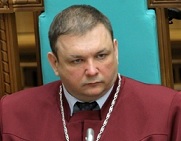 ДБР відкрило справу відносно друга головного адміністратора Зеленського – колишнього головного конституційного судді