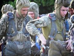 На Житомирщине резервисты ВСУ совершали прыжки с паршютом