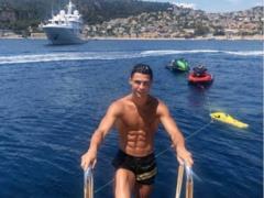 Вспомнить детство. Роналду показал, как прокатился на водной горке и плюхнулся  рыбкой 