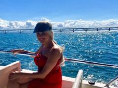 Екатерина Бужинская в розовом бикини с бахромой засветила стройные ножки