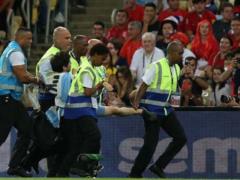 Футболист Чили сбил фаната ударом по ногам