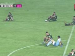 Аргентинская команда устроила сидячий протест во время футбольного матча