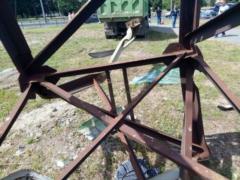В Харькове грузовик снес высоковольтную опору