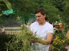 Андрей Одарченко выкорчевывал пни на Ивана Купала