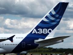 На крыльях старых Airbus A380 обнаружили трещины
