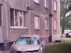В Харькове женщина на Nissan вылетела на тротуар и снесла агитационную палатку