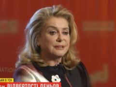 Легенда французского кино Катрин Денев рассказала ТСН о поцелуях и секрете собственной популярности
