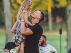 Американский футболист прыгнул со скалы с 6-летней дочерью и получил шквал критики