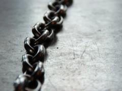 Житель Кубани посадил 10-летнего ребенка на цепь в сарае