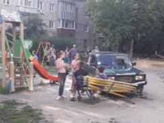 В Харькове нетрезвые водители начали сносить лавочки