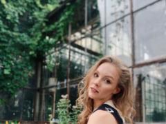 Хрупкая Алена Шоптенко в воздушном платье станцевала в ботаническом саду