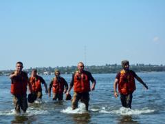 Николаевские десантники совершили парашютные прыжки на воду