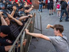 The Times: Демократию забивают полицейскими дубинками