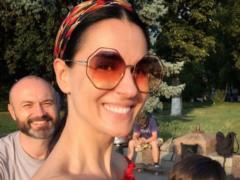 Маша Ефросинина показала семейные развлечения с мужем и сыном на детском аттракционе