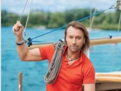 Блондин Олег Винник с необычной стрижкой показал себя юношей