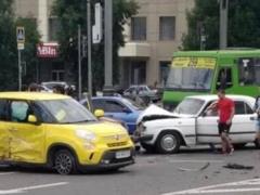 В Харькове Fiat и  Волга  не поделили Московский проспект