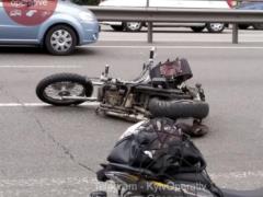 В Киеве минивэн сбил мотоциклиста