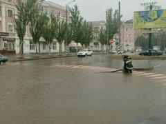 Непогода продолжает бушевать в Украине: обесточен 61 н.п., падают деревья, размыта дорога