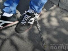 Таксист заковал мужчину в цепи, потому что тот не рассчитался за проезд