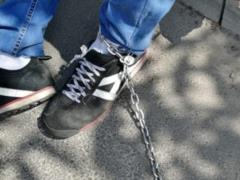 В Киеве таксист посадил своего пассажира на цепь из-за долга