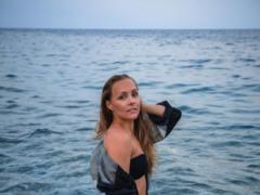  Как Афродита : Алена Шоптенко в море показала стройную фигуру