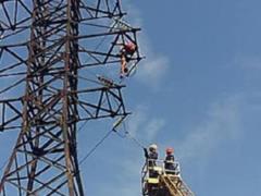Подросток делал селфи на электровышке и умер