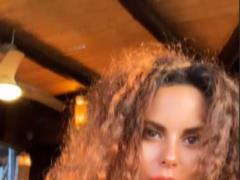 Обольстительная Настя Каменских продемонстрировала стильный look в коротких шортиках
