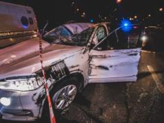 В Киеве  шумахер  на BMW x5 влетел крышей в отбойник, уходя от полиции