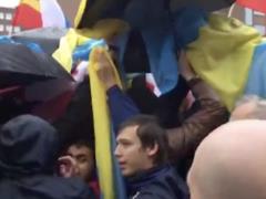В Москве на митинге провокатор сорвал флаг Украины