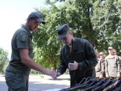 В Харькове молодым гвардейцам вручили личное оружие