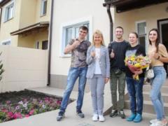 Три семьи детей-сирот получили квартиры под Харьковом