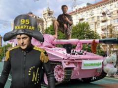 Бадоев на розовом танке и обнаженные  квартальцы : в Сети высмеяли шествие ко Дню Независимости