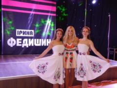 Игривая Ирина Федишин в мини платье-вышиванке отгостролировала по Америке