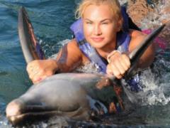 Камалия с подросшими дочерьми показала, как плавала с дельфинами