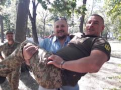 Фото-факт: в Харькове побратимы носили экс-комбрига 92 бригады ВСУ буквально на руках