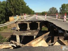 После обрушения моста в Харькове водители продолжают по нему ездить