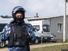 В аннексированном Крыму российские силовики обыскивают крымского татарина