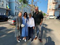 Потап с экс-женой и Падалко в полном семейном составе: как звезды сводили детей в школу