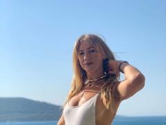 Леся Никитюк в сверхоткровенном купальнике со шнуровкой похвасталась фигурой