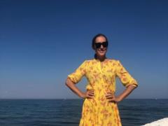 Женственная Екатерина Осадчая похвасталась стройными ножками на фоне моря