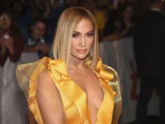 Дженнифер Лопес с новой прической устроила модное дефиле на кинофестивале