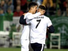 Фанат на колене попросил у Роналду селфи во время матча отбора к Евро-2020
