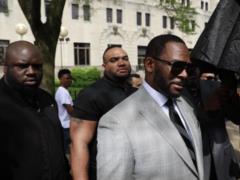 Суд выдал ордер на арест R. Kelly, обвиняемому в сексуальных преступлениях